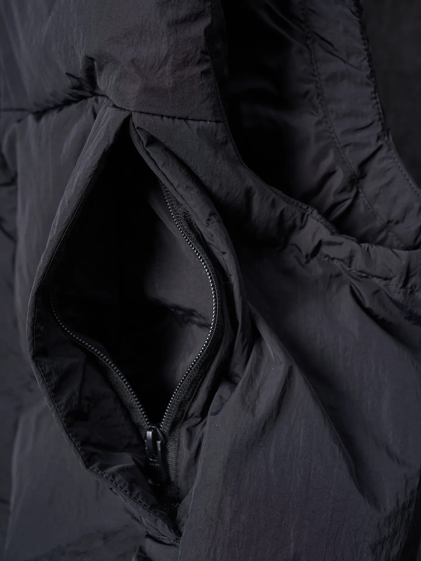 P760 Actual hanging auction] CANADA GOOSE/Canada Goose hooded down vest with logo and embroidery [Ready stock] S M L  The selection of high-quality protective nylon fabric not only enhances the wear resistance of the surface, but also takes into account wind resistance, ensuring excellent performance in various harsh weather conditions.  Three-dimensional quilting process: Precision thread reinforcement to prevent velvet drilling and ensure that the fluffy and resilient elasticity lasts as new.  The ribbon is woven with polyester as the base, and the brand letters are decorated on the ribbon through high-precision computer embroidery. The edges of the pattern are clear, the stitches are fine and even, and multiple layers of embroidery threads are stacked to enhance the three-dimensional effect.